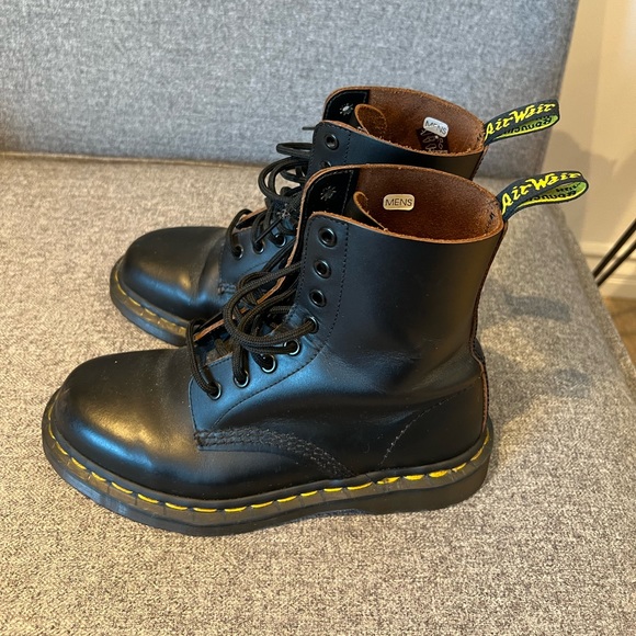 COPY - Dr. Martens boots

1460 VINTAGE MADE IN ENGLAND LACE UP BOOTS Black size…